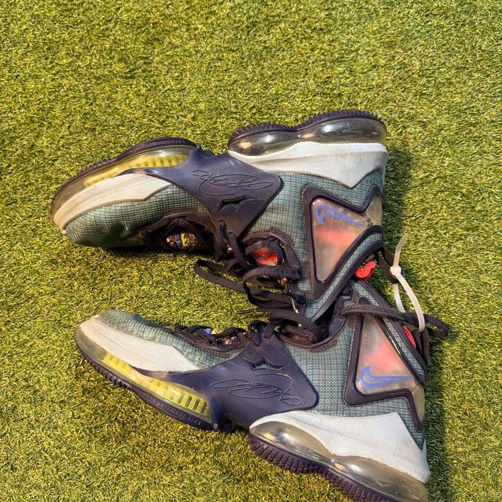 Nike LeBron 19 "Cotton Nine O'Clock" sneakers in US 8.5
